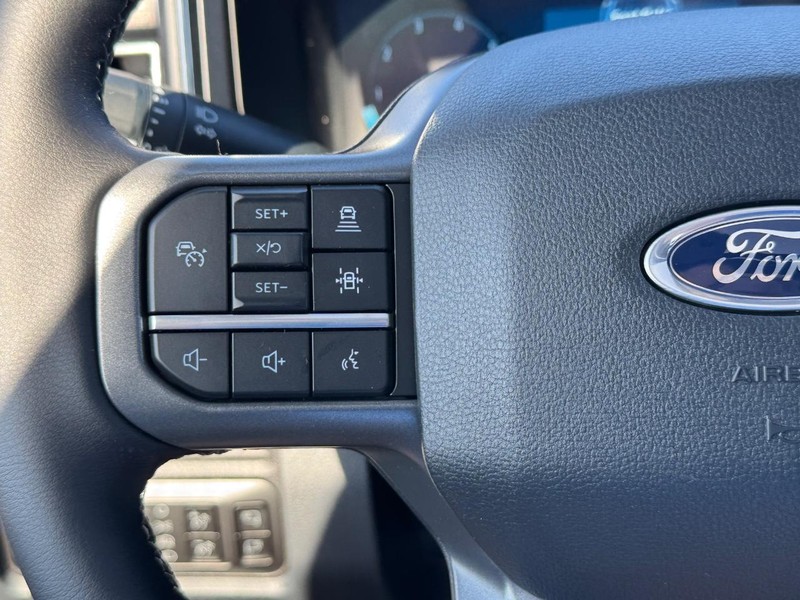 Ford Super Duty F-250 SRW Vehicle Full-screen Gallery Image 23
