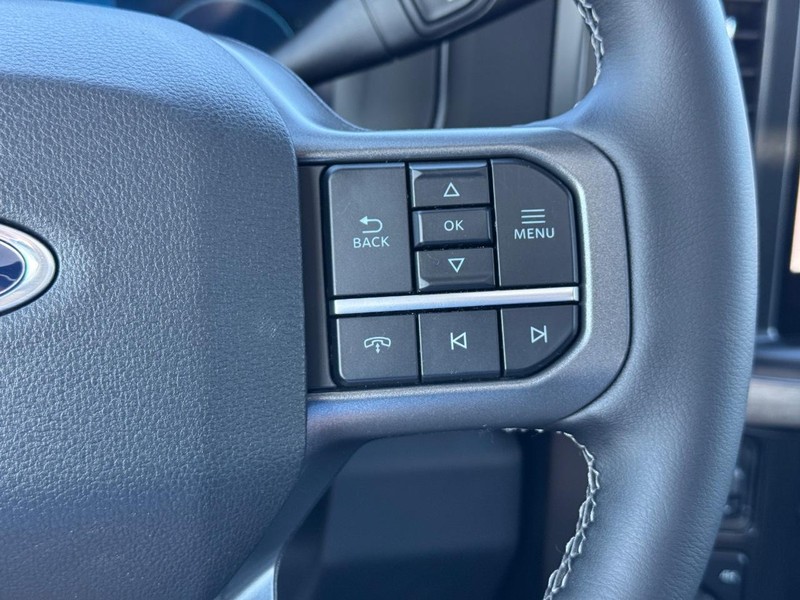 Ford Super Duty F-250 SRW Vehicle Full-screen Gallery Image 24