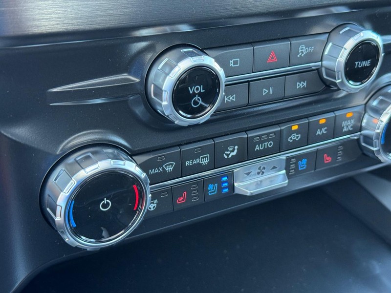 Ford Super Duty F-250 SRW Vehicle Full-screen Gallery Image 26