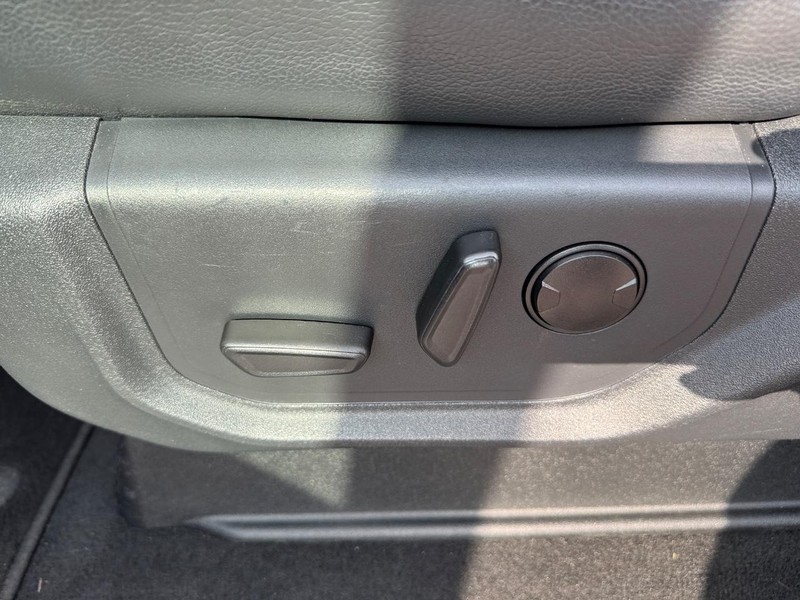 Ford Super Duty F-350 DRW Vehicle Full-screen Gallery Image 17