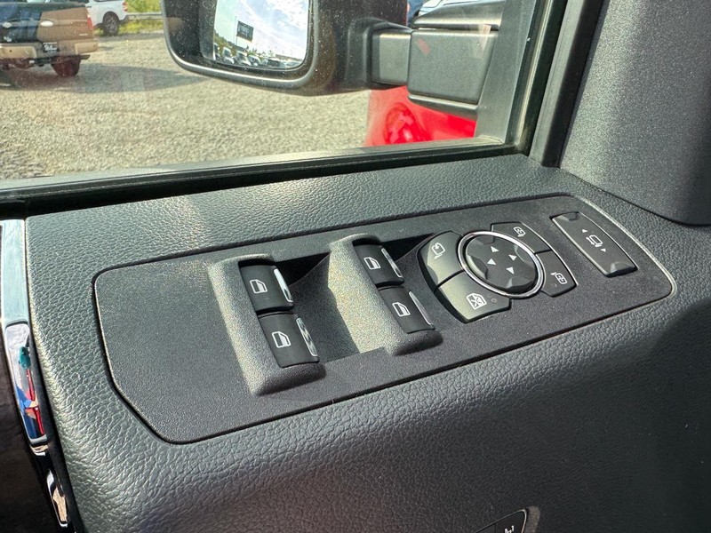 Ford Super Duty F-350 DRW Vehicle Full-screen Gallery Image 18