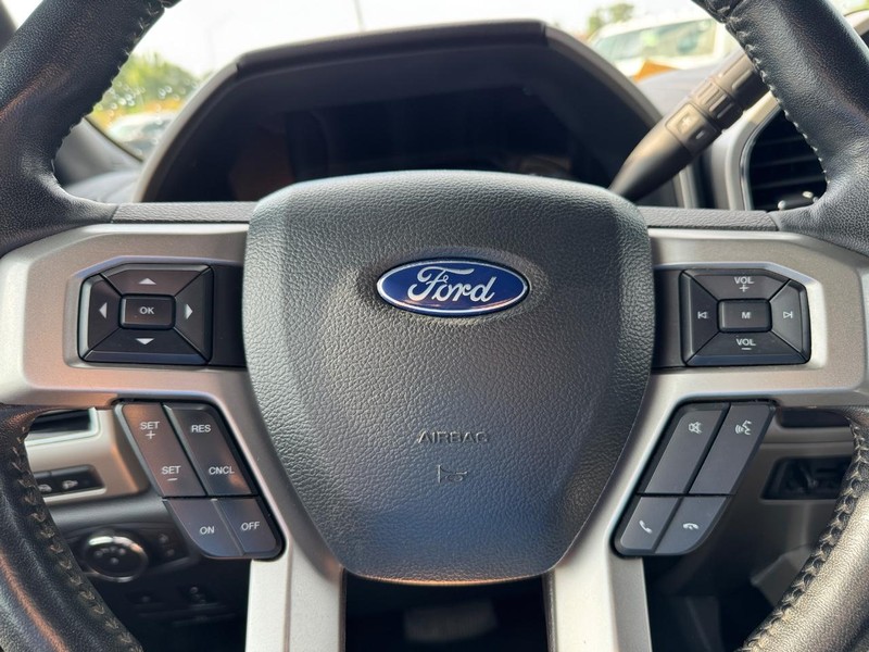 Ford Super Duty F-350 DRW Vehicle Full-screen Gallery Image 20