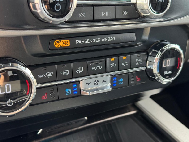 Ford Super Duty F-350 DRW Vehicle Full-screen Gallery Image 24