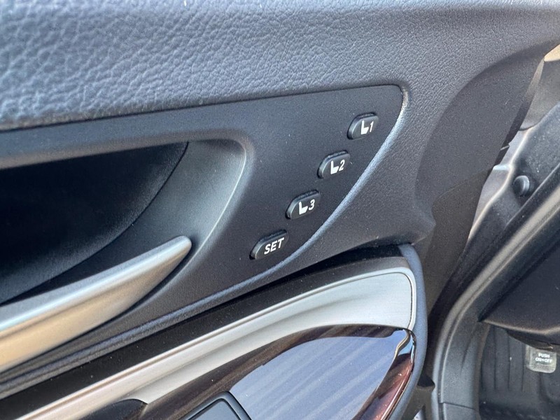 Lexus RC Vehicle Full-screen Gallery Image 17