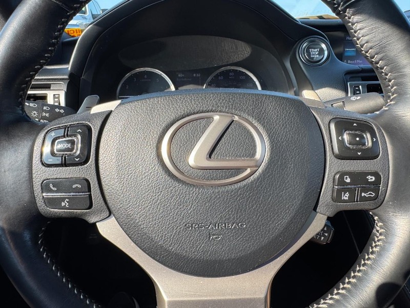 Lexus RC Vehicle Full-screen Gallery Image 19