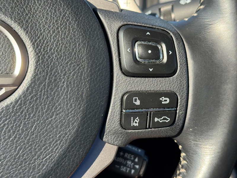 Lexus RC Vehicle Full-screen Gallery Image 21