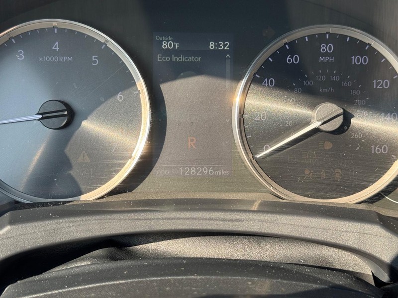 Lexus RC Vehicle Full-screen Gallery Image 24