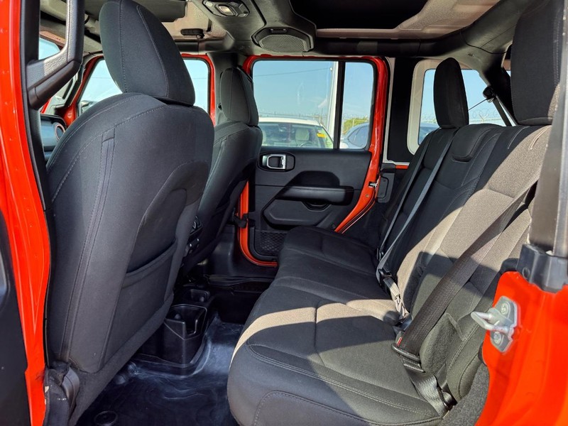 Jeep Wrangler Unlimited Vehicle Full-screen Gallery Image 12