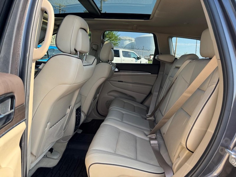 Jeep Grand Cherokee Vehicle Full-screen Gallery Image 12