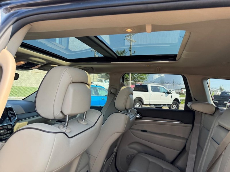 Jeep Grand Cherokee Vehicle Full-screen Gallery Image 13