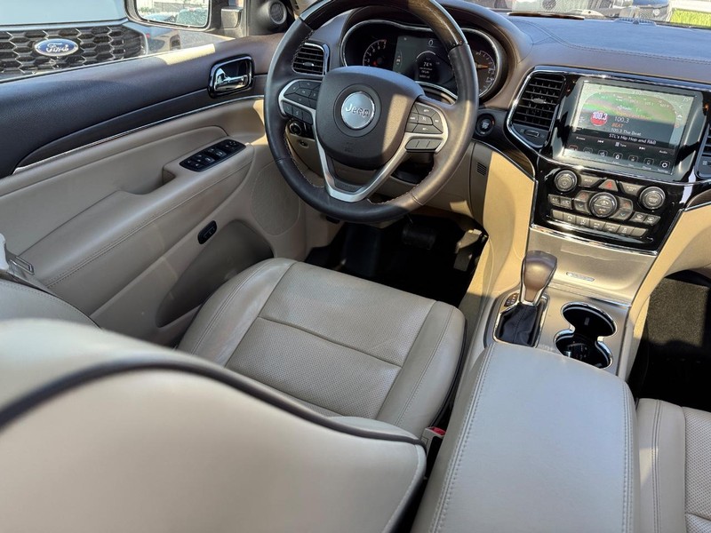 Jeep Grand Cherokee Vehicle Full-screen Gallery Image 15