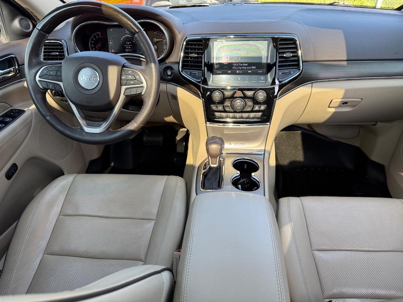Jeep Grand Cherokee Vehicle Full-screen Gallery Image 16