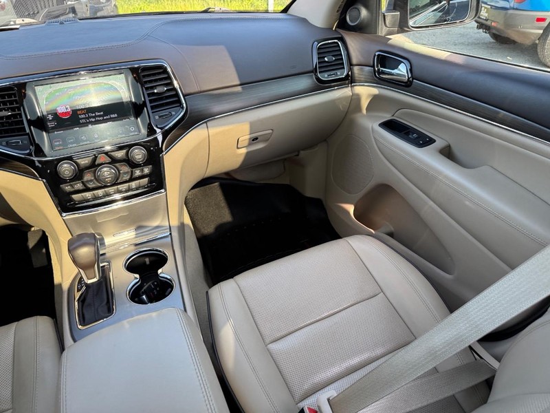 Jeep Grand Cherokee Vehicle Full-screen Gallery Image 17