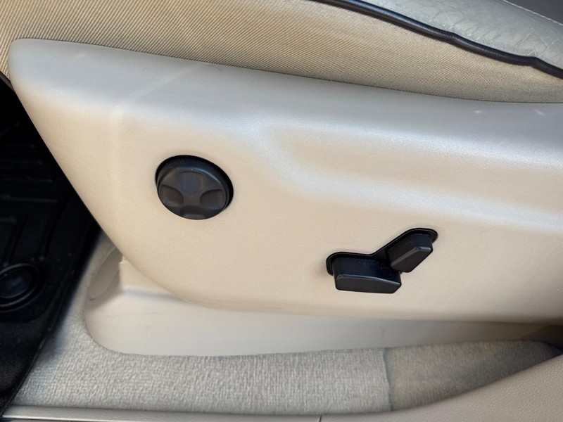 Jeep Grand Cherokee Vehicle Full-screen Gallery Image 18