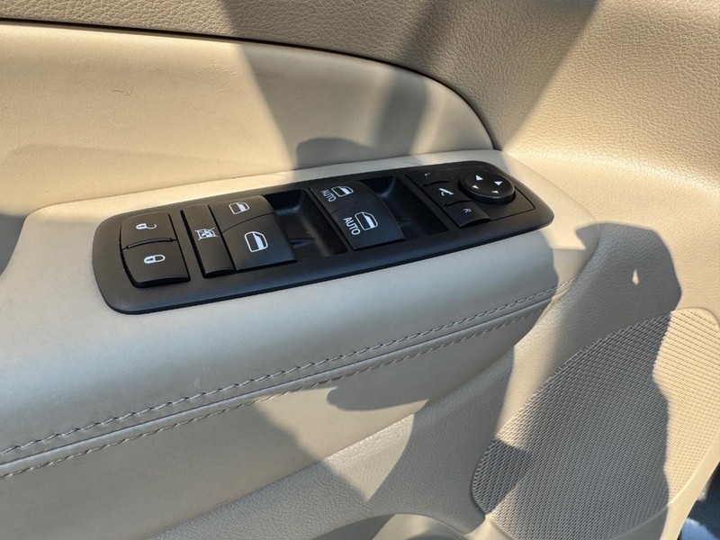 Jeep Grand Cherokee Vehicle Full-screen Gallery Image 19