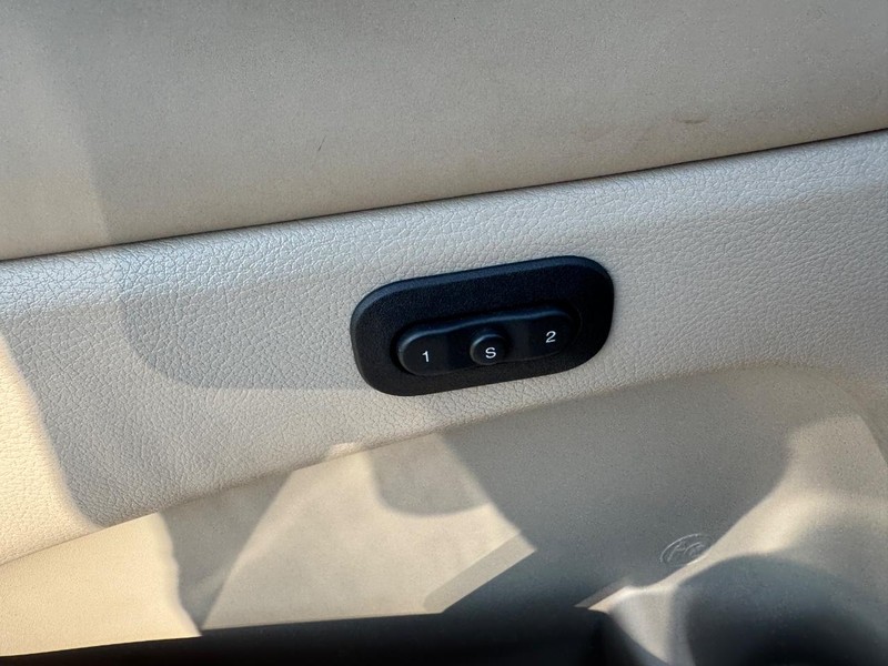 Jeep Grand Cherokee Vehicle Full-screen Gallery Image 20