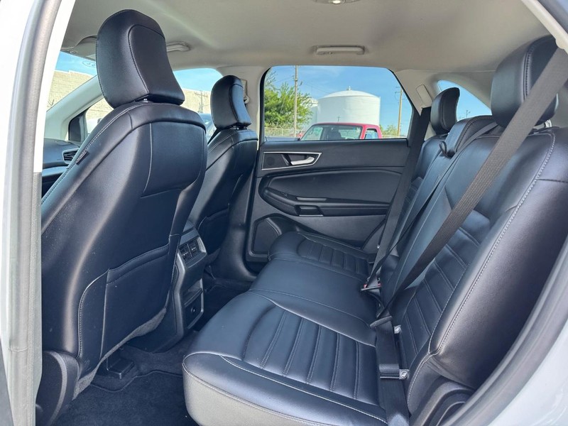 Ford Edge Vehicle Full-screen Gallery Image 12