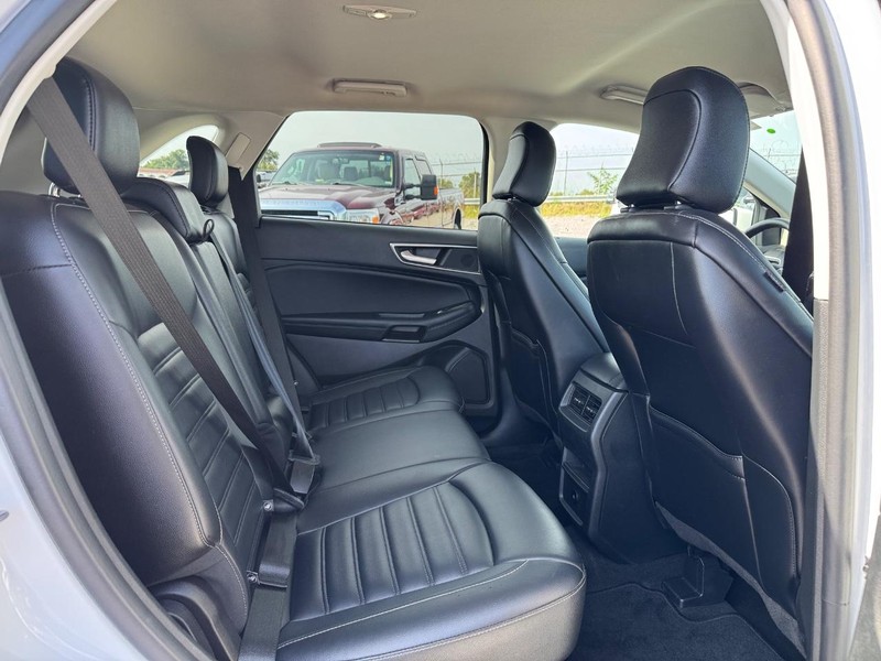 Ford Edge Vehicle Full-screen Gallery Image 13