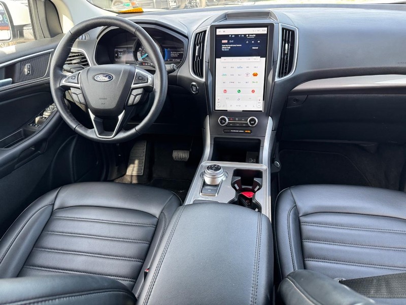 Ford Edge Vehicle Full-screen Gallery Image 15