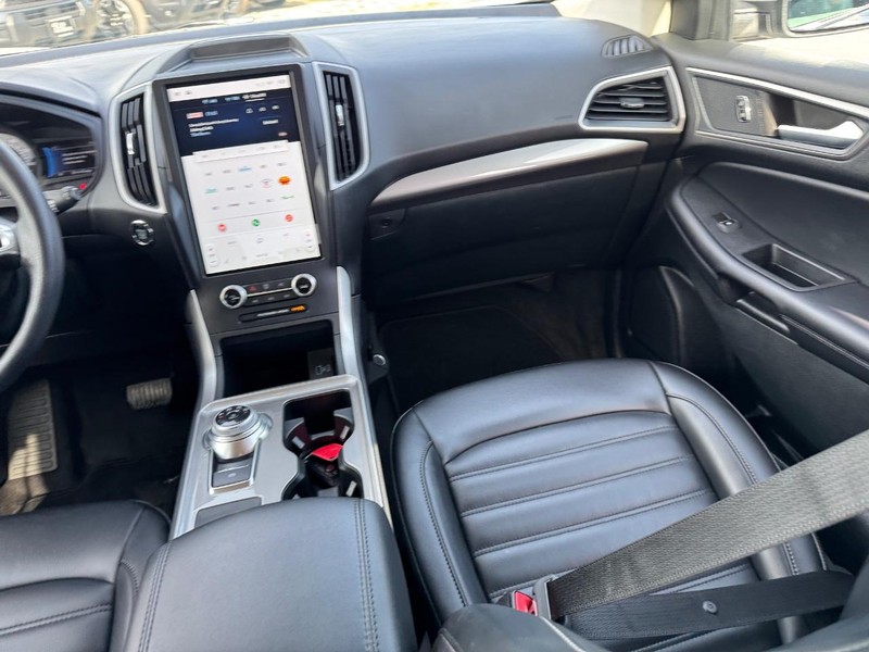 Ford Edge Vehicle Full-screen Gallery Image 16