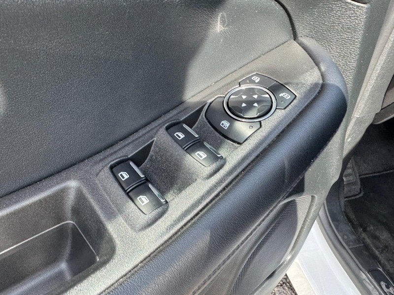 Ford Edge Vehicle Full-screen Gallery Image 18