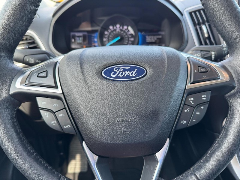Ford Edge Vehicle Full-screen Gallery Image 19