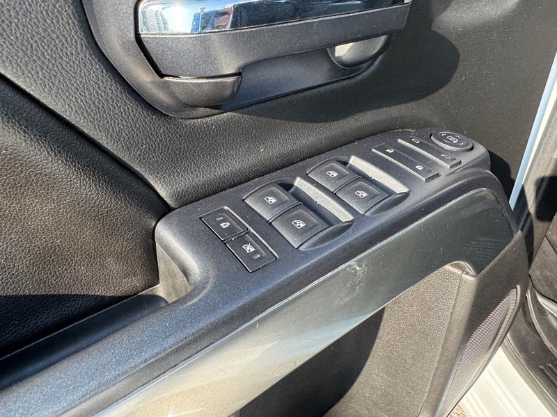 Chevrolet Silverado 1500 Vehicle Full-screen Gallery Image 18