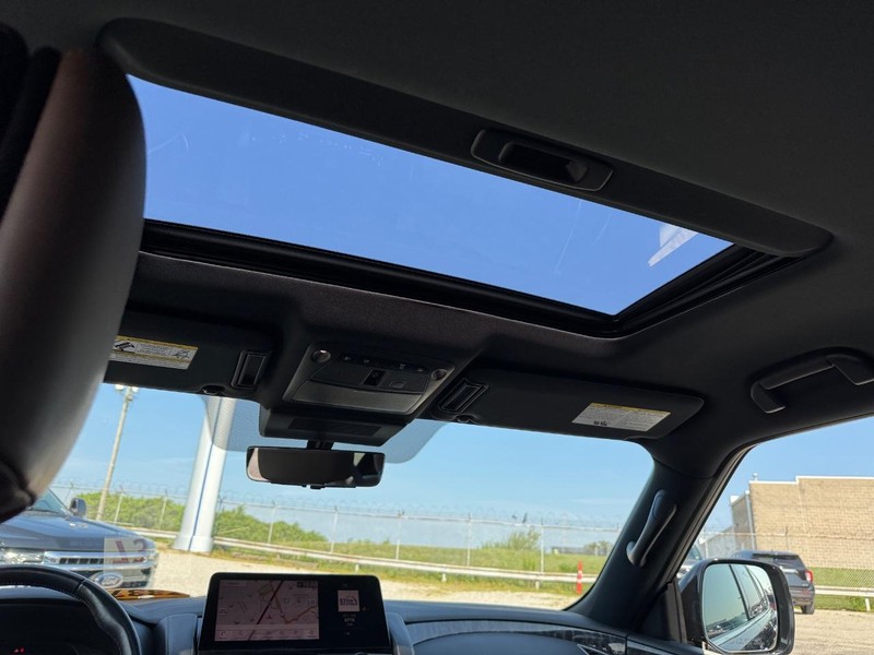 Nissan Armada Vehicle Full-screen Gallery Image 14
