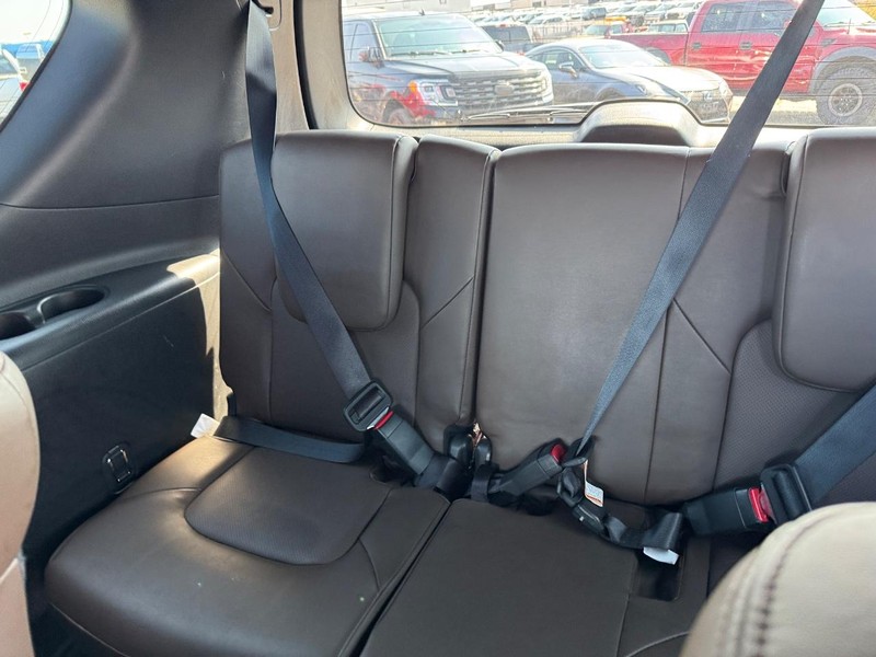 Nissan Armada Vehicle Full-screen Gallery Image 15