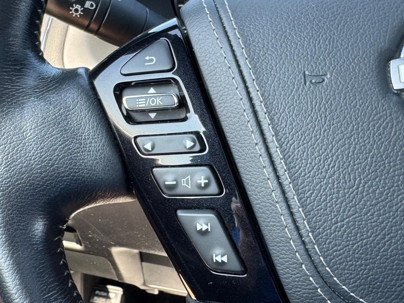 Nissan Armada Vehicle Full-screen Gallery Image 25