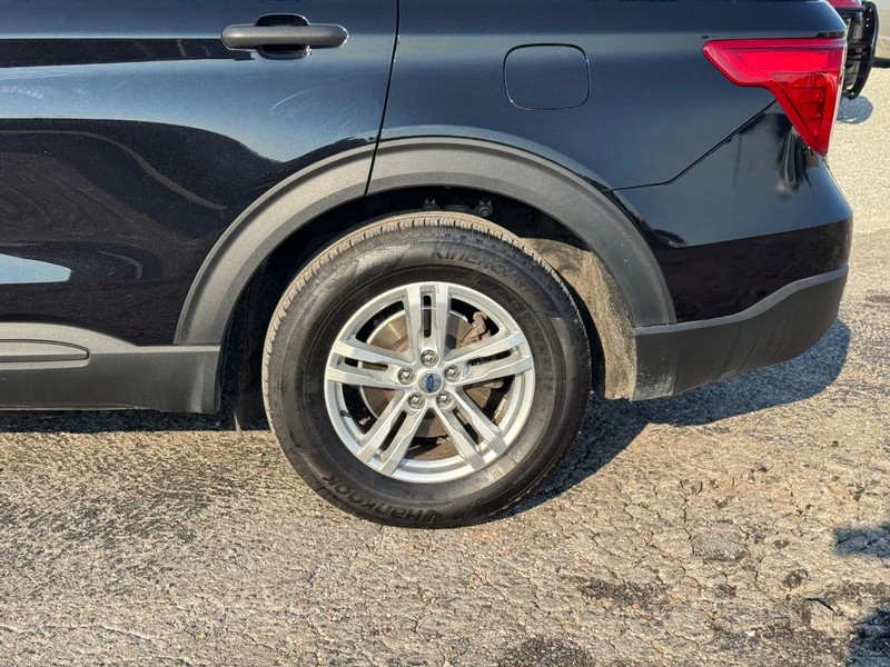 Ford Explorer Vehicle Full-screen Gallery Image 11