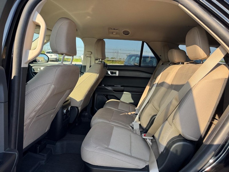 Ford Explorer Vehicle Full-screen Gallery Image 12