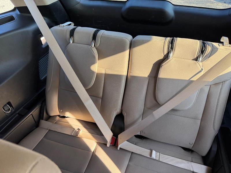 Ford Explorer Vehicle Full-screen Gallery Image 13