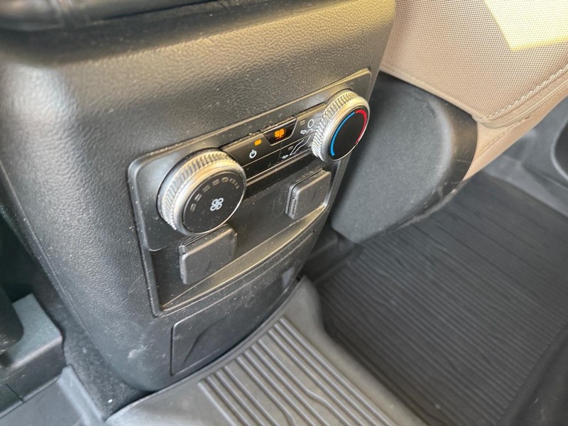 Ford Explorer Vehicle Full-screen Gallery Image 14