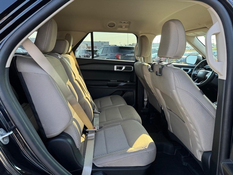 Ford Explorer Vehicle Full-screen Gallery Image 15