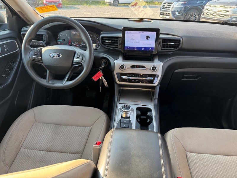 Ford Explorer Vehicle Full-screen Gallery Image 17