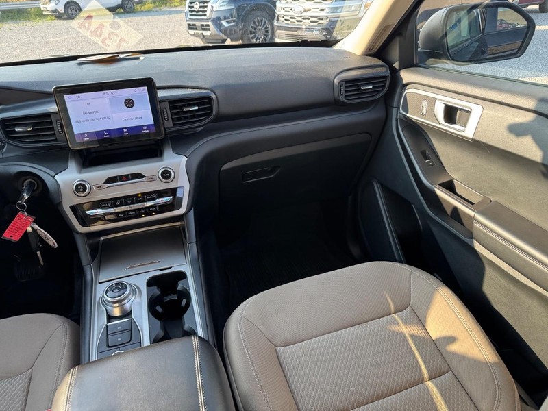 Ford Explorer Vehicle Full-screen Gallery Image 18