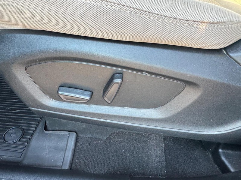 Ford Explorer Vehicle Full-screen Gallery Image 19