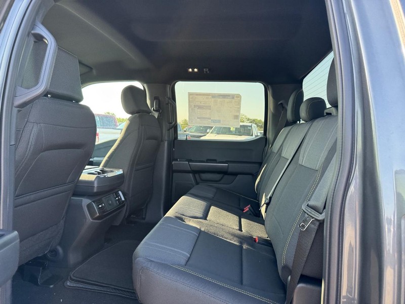 Ford F-150 Vehicle Full-screen Gallery Image 12
