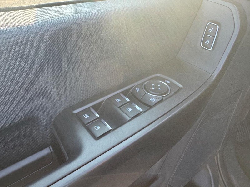 Ford F-150 Vehicle Full-screen Gallery Image 19