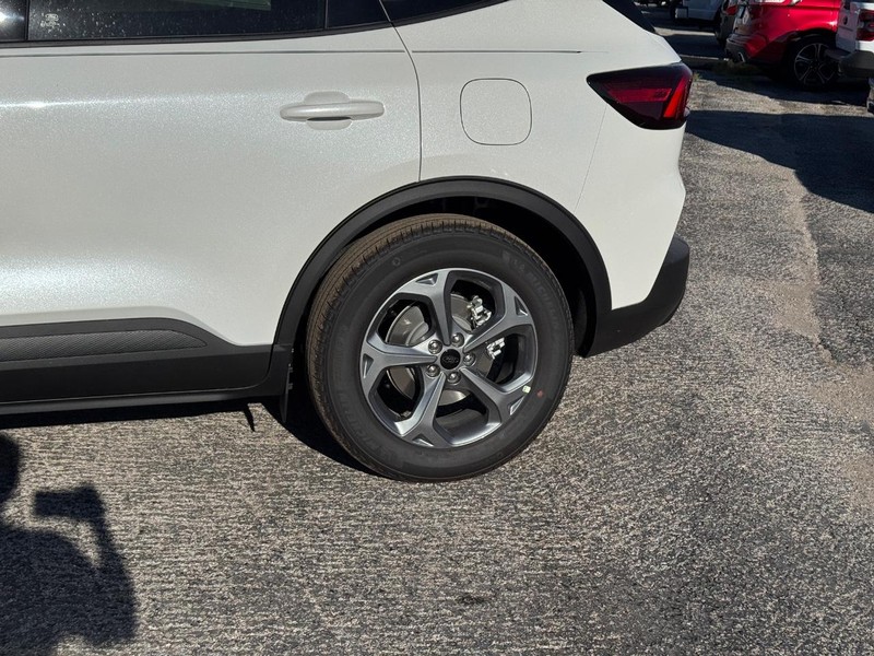 Ford Escape Vehicle Full-screen Gallery Image 11