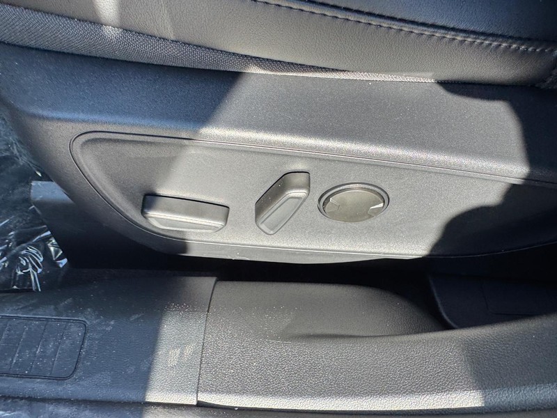 Ford Escape Vehicle Full-screen Gallery Image 18