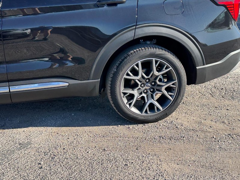 Ford Explorer Vehicle Full-screen Gallery Image 11