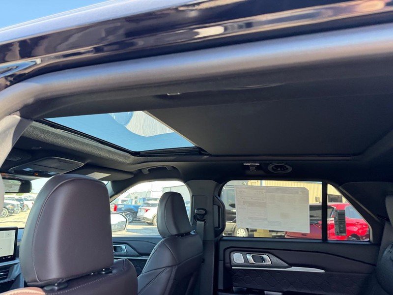 Ford Explorer Vehicle Full-screen Gallery Image 13