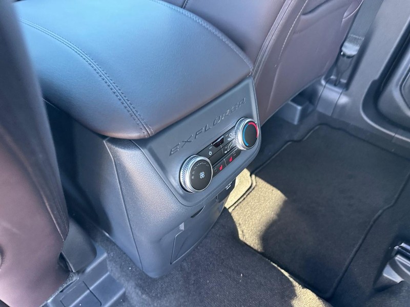 Ford Explorer Vehicle Full-screen Gallery Image 14