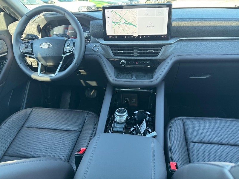 Ford Explorer Vehicle Full-screen Gallery Image 16