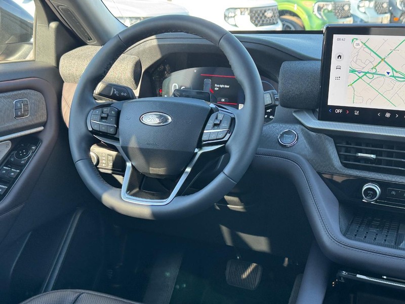 Ford Explorer Vehicle Full-screen Gallery Image 17