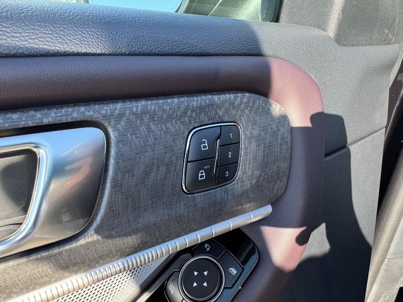 Ford Explorer Vehicle Full-screen Gallery Image 22