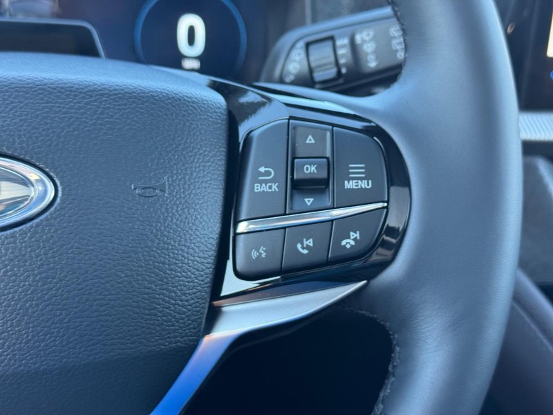 Ford Explorer Vehicle Full-screen Gallery Image 25