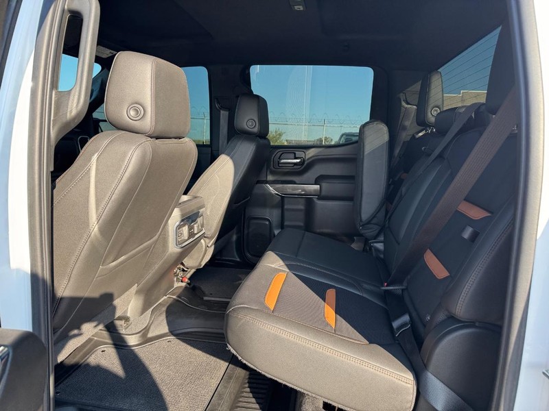 GMC Sierra 1500 Vehicle Full-screen Gallery Image 12